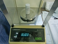 検体の重量を計測